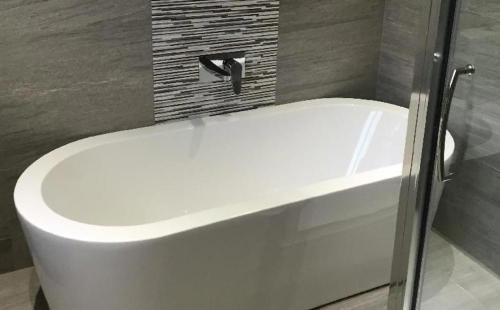 modern-free-standing-bathtub